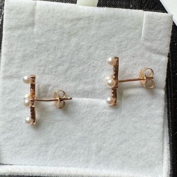 Dana Rebecca Design. Pearl Ivy Collection. Diamond and Pearl bolt earrings. - Picture 3 of 3